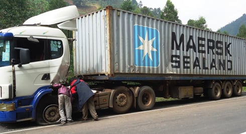 Ikamyo yakoze impanuka nta cyo yabaye uretse ipine yaturitse no guhombana (Photo: N. Leonard)
