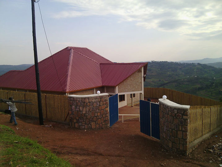 Iyi nzu yiswe "Impinga nzima", ijambo risobanuye agasozi gatanga ubuzima.