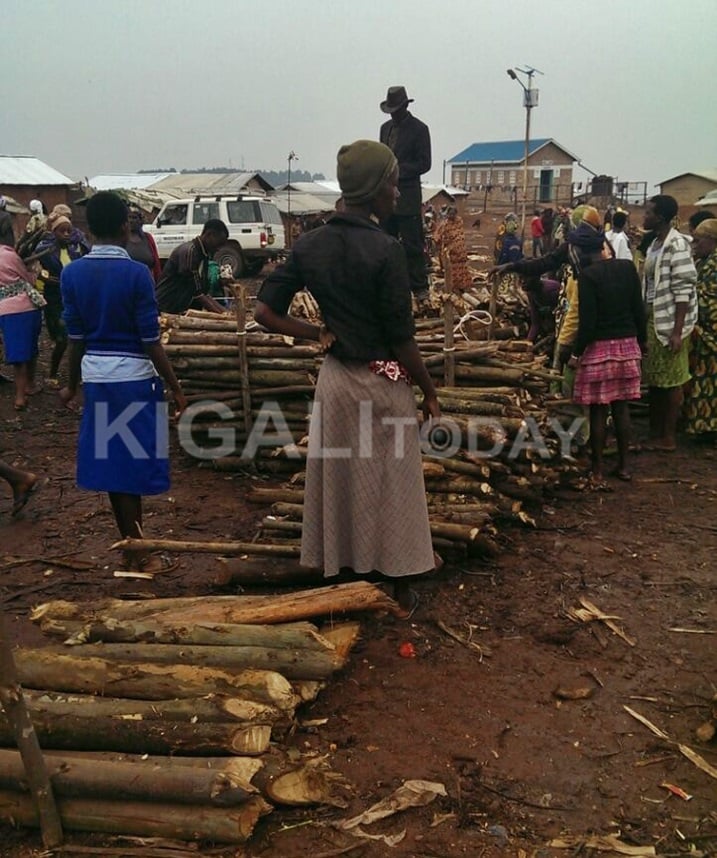 Izi mpunzi zihabwa n'inkwi zo gukoresha mu gutekesha.