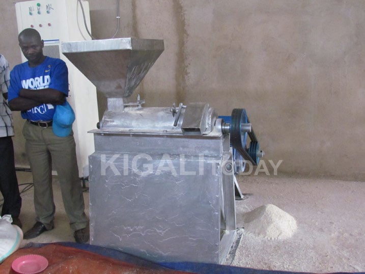 Imashini itonora ibigori ngo nibamara gushyiraho aho ibigori bizajya bijya bimaze gutonorwa bakanarushyiramo amakaro ruzahita rutangira gukora.