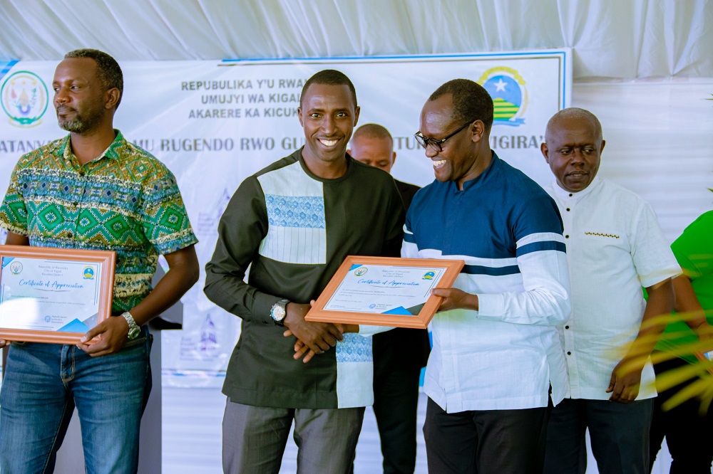 Abafatanyabikorwa bahawe icyemezo cy'ishimwe kubera uruhare bagira mu iterambere ry'abaturage