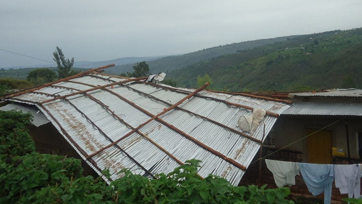 Imvura yasize abaturage babiri bacumbitse.
