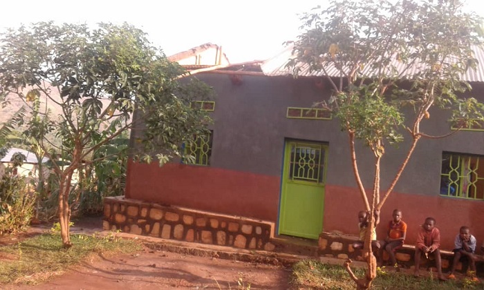 Inzu yasenyutse abana bumiwe baribaza aho bari burare