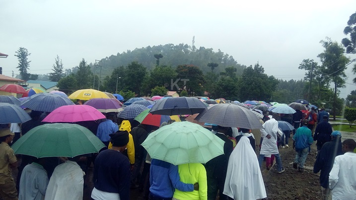 Imvura niyabujije Abanyamusanze gukora urugendo rwo kwibuka, kuko ngo ifitanye isano n'amateka ya Jenoside yakorewe Abatutsi.