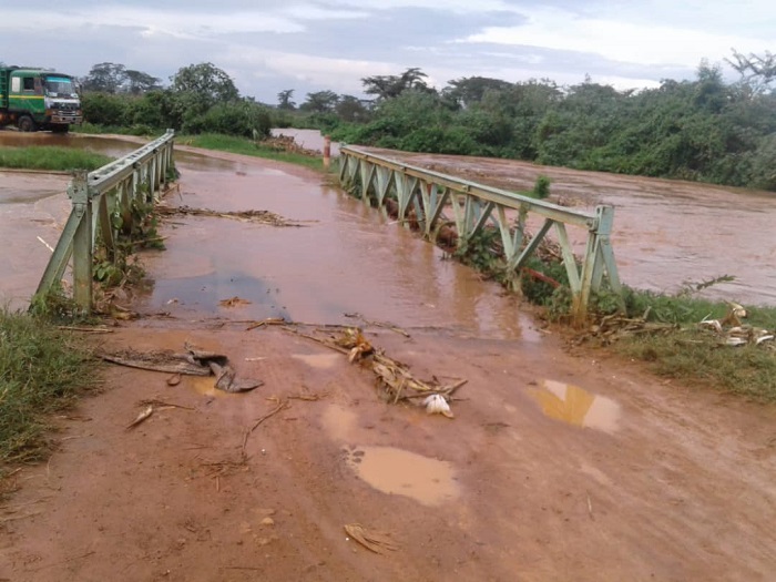 Ikiraro gihuza Umurenge wa Nyagatare na Rukomo cyari cyuzuyemo amazi abantu bahekwa mu mugongo, abanyeshuri batabarwa na Polisi yifashishikaga imodoka mu bambutsa