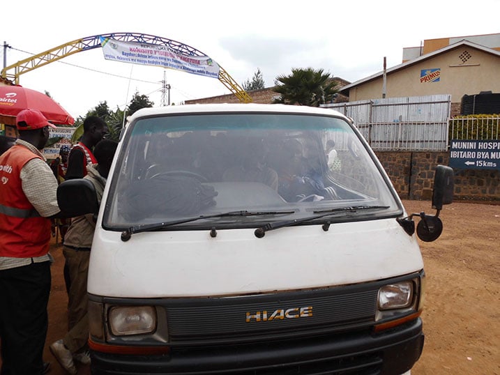 Imwe mu modoka za Rwinyana Express Ltd zikorera mu Muhanda Huye-Nyaruguru.