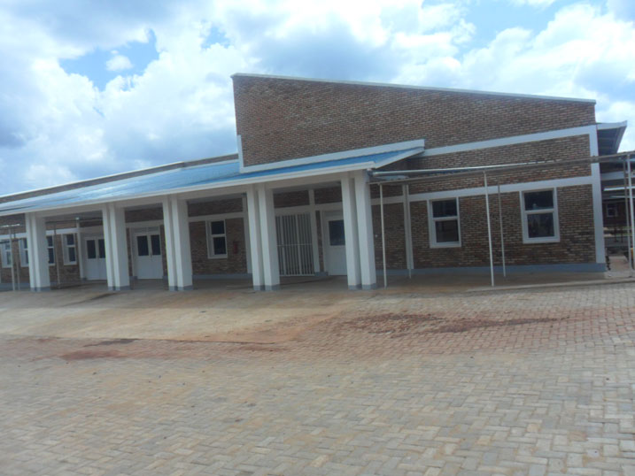 Imwe mu nyubako zigize Ibitaro bya Kirehe zaruzuye, abazubatse baramburwa.