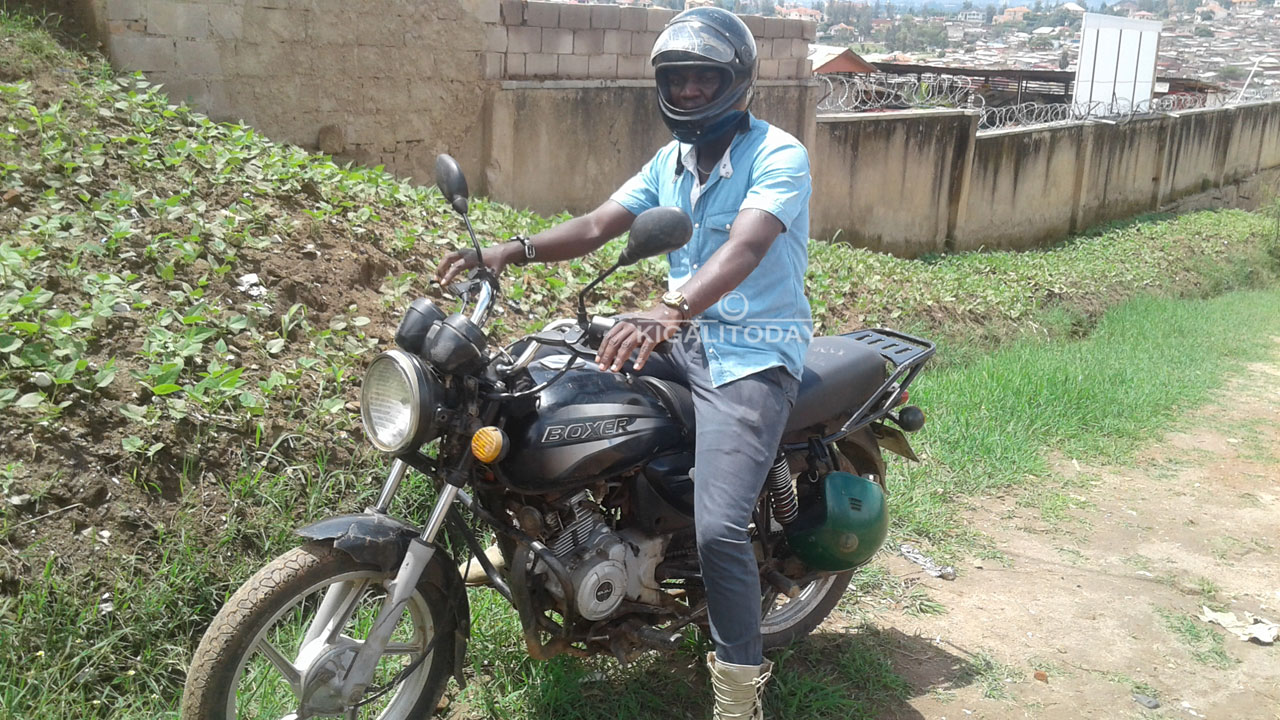 Imwe muri moto yakuwe mu kazi ko kwita ku mbwa imufasha mu ngendo ajya kwigisha imbwa