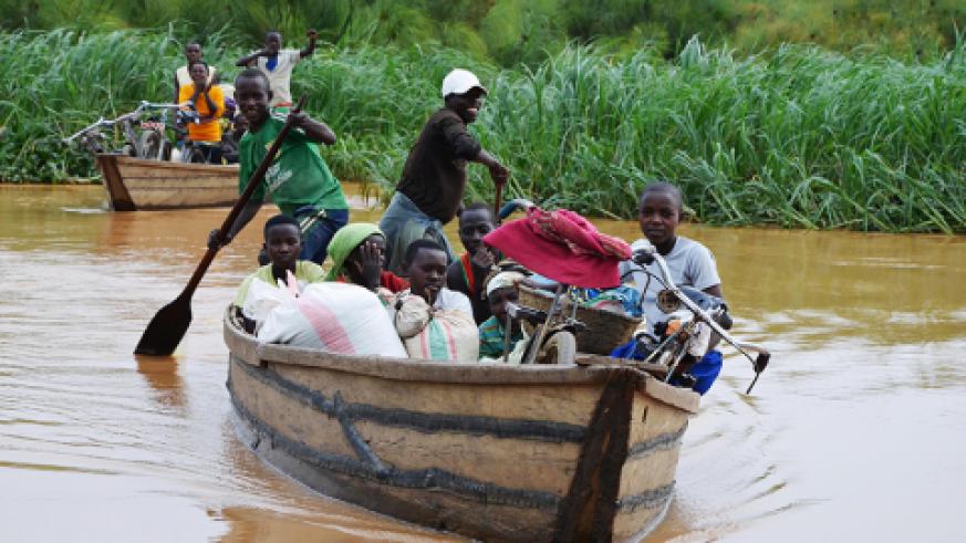 Bamwe mu bari batuye kuri Mazane bifashishaga ubwato kugirango bagere aho bajya