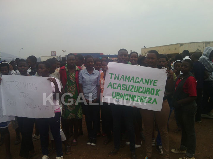 Ng'uko uko imyagaragambyo imeze mu Karere ka Huye. Na bo bati "Turashaka Gen Karake wacu".