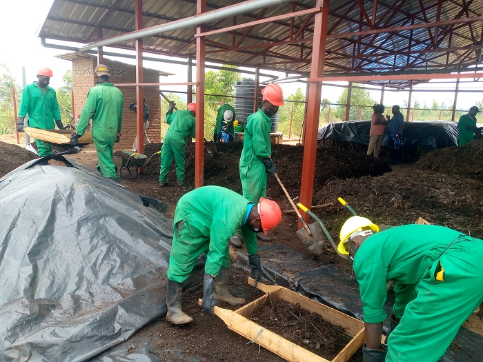 Bafata ibishyingwe bibora bakabitunganya neza bikazavamo ifumbire y'imborera