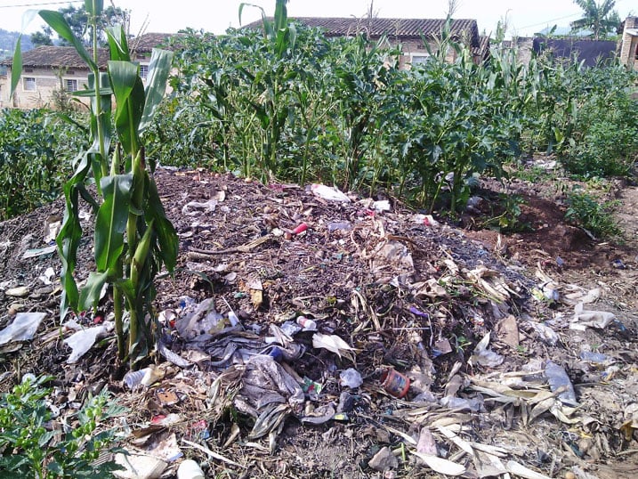 Mu bibanza by'abaturage naho bajugunyamo imyanda ku gasozi.