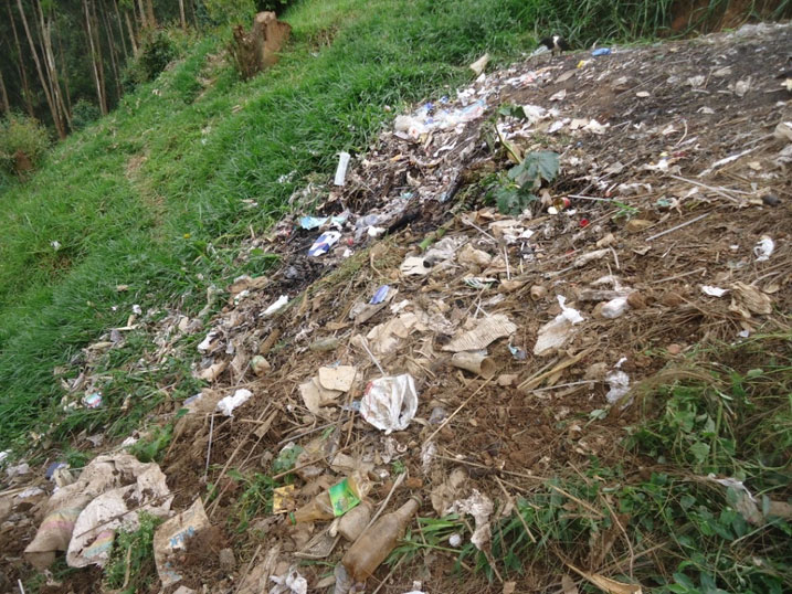 Usanga imyanda barayimennye inyuma y'amaduka.