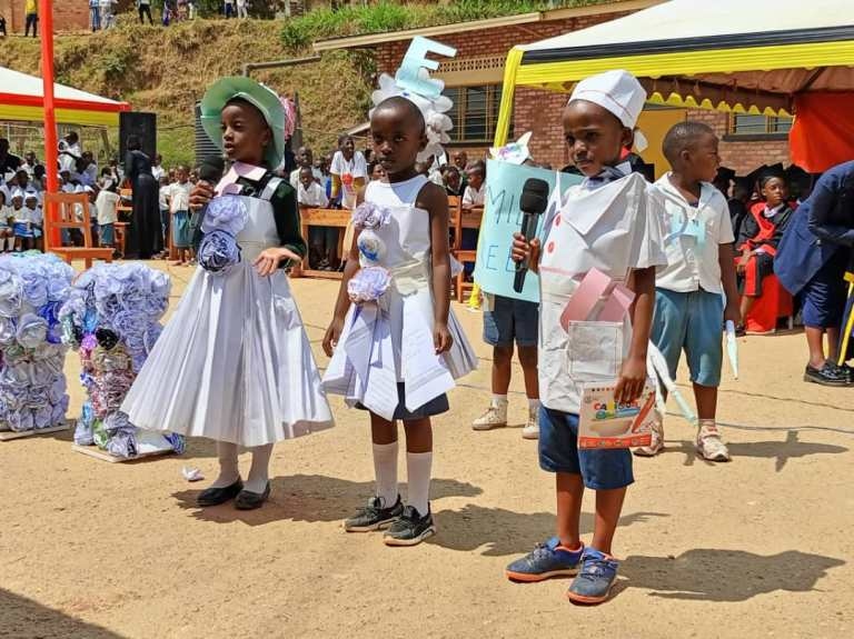 Imyenda bambaye n'indabo ziri hirya yabo bikoze mu mpapuro