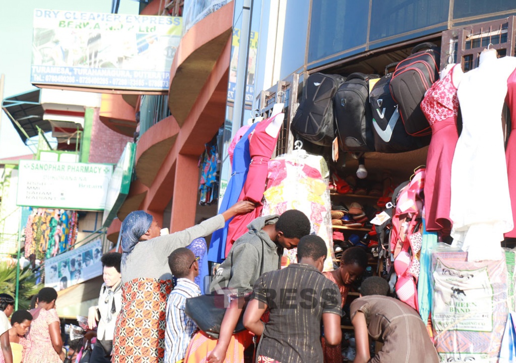 Imyenda ni bimwe mu bicuruzwa bigurwa cyane mu minsi mikuru, ku buryo usanga abaguzi baba babyigana
