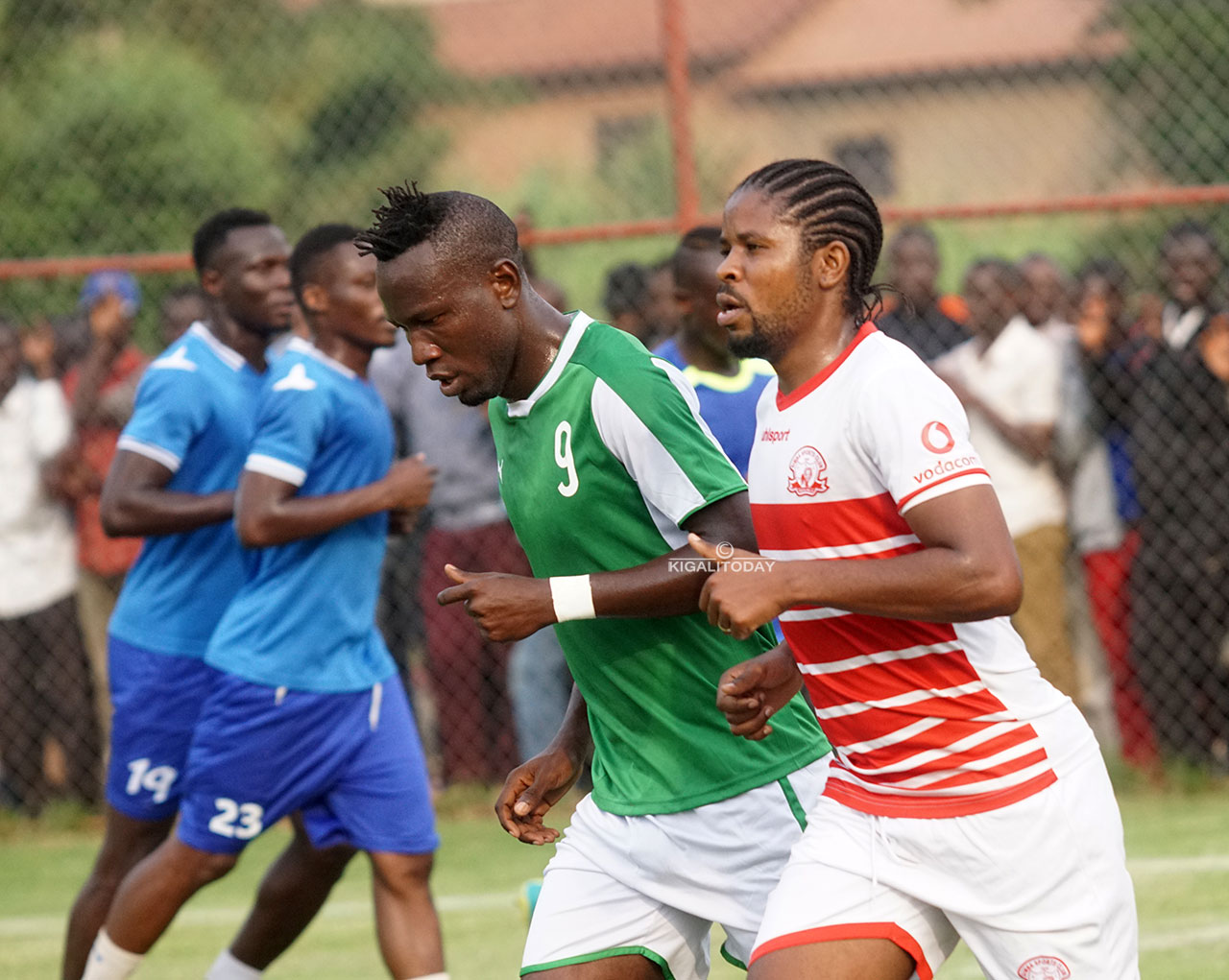 Janvier Besala Bokungu ukina inyuma, na rutahizamu waturutse muri Congo bishyushya mbere y'imyitozo