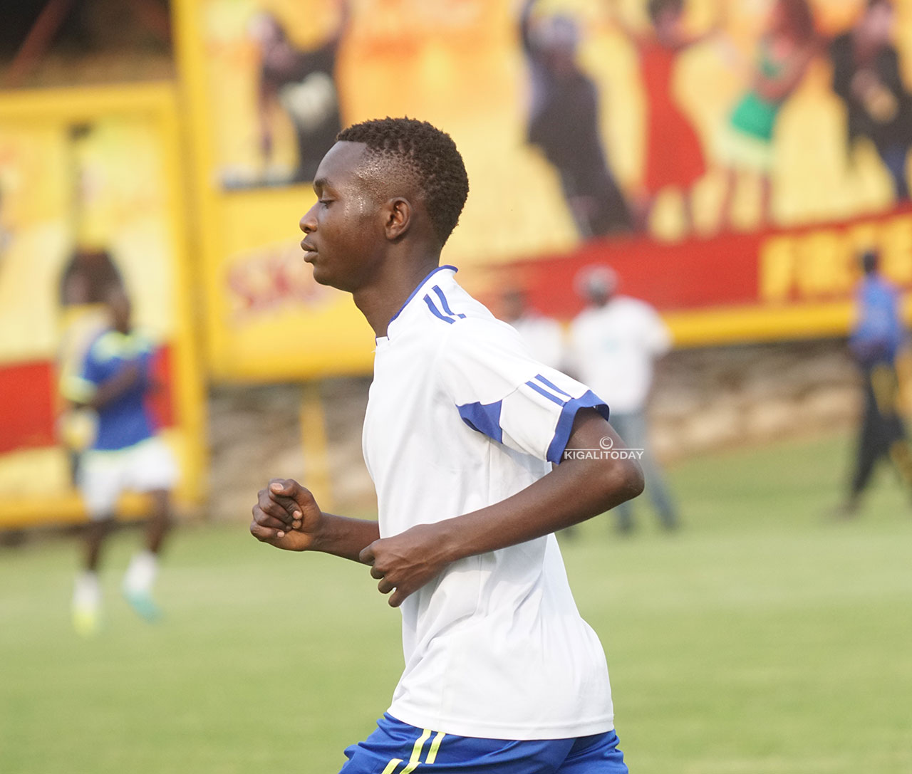 Lomami Felix, murumuna wa ba Loma,i ari nawe ari gukora imyitozo muri Rayon Sports