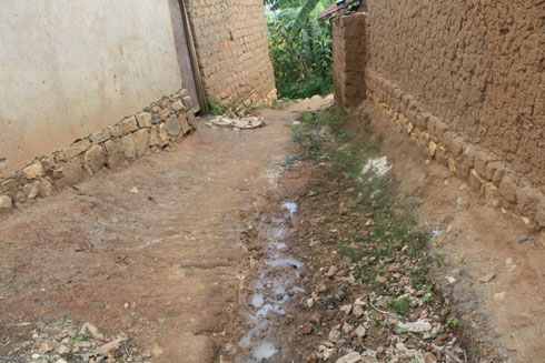 Amazi y'imyanda aturuka mu mazu amwe akanyura hagati y'ayandi.