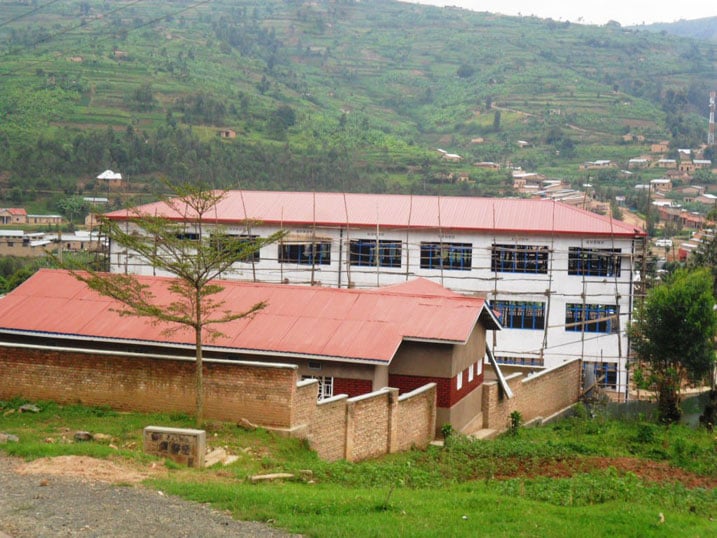 Inyubako y'amagorofa Inyange Girls School ikoreramo muri Santere ya Kinini.