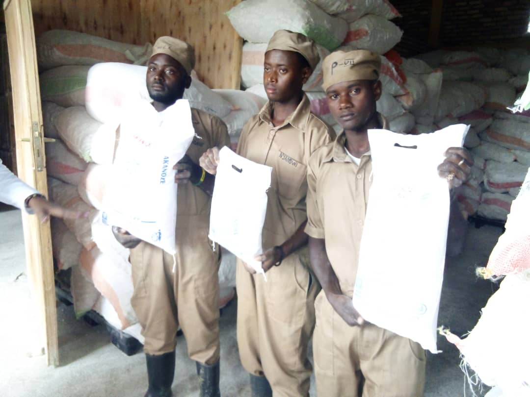 Bamwe mu batuye mu gace uruganda rukoreramo bahabonye akazi