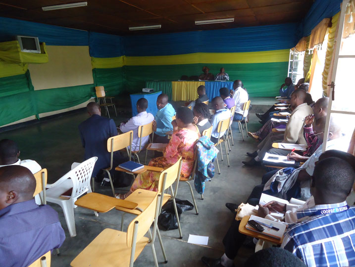 Ubuyobozi bushinzwe iterambere ry'amakoperative n'ishoramali mu Karere ka Karongi mu nama n'abayobozi b'ibigo by'imali n'abanyamabanga nshingwabikorwa b'imirenge.
