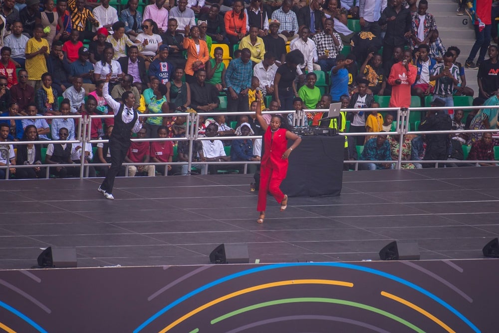 Umukazana Germaine, umunyamakuru wa KT Radio (wambaye imyenda itukura) ni umwe mu bashyushyarugamba muri ibi birori