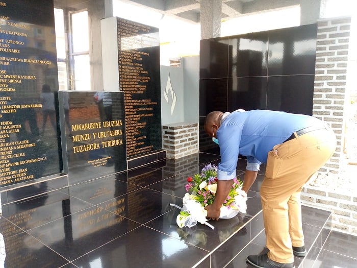 Urukuta rwanditseho amazina ya bamwe mu biciwe mu cyahoze ari Cour d'Appel Ruhengeri bahashyize indabo mu rwego rwo kubunamira