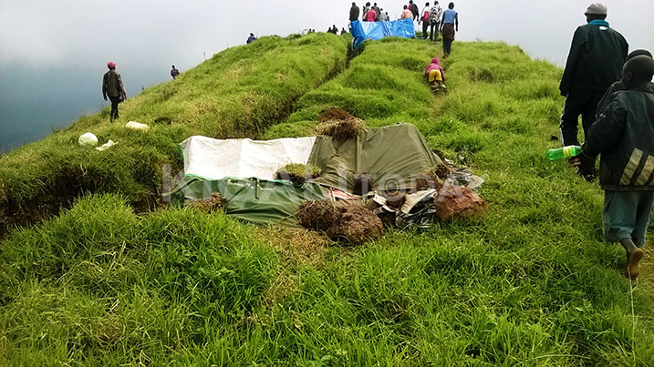 Indaki za FARDC zubatswe mu Rwanda ngo zari zarabujije abaturage guhinga imirima yabo.