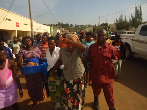 Uyu mugore wipfutse mu maso yariraga avuga ko umugabo yamusambanyije ntamwishyure.