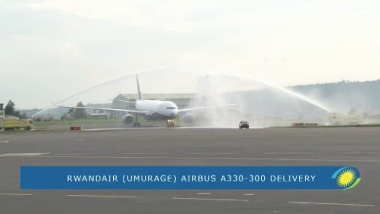 Indi ndege nini ya RwandAir yitwa Umurage ubwo yageraga ku kibuga cy