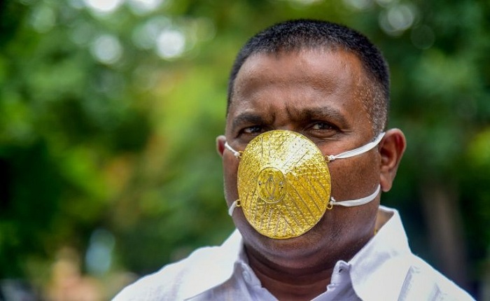 Umunyemari Shankar Kurhade yambara agapfukamunwa gakoze muri zahabu (Ifoto: AFP)