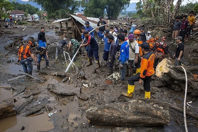 imyuzure yishe abantu 43 muri Indonesia abandi 15 baburirwa irengero