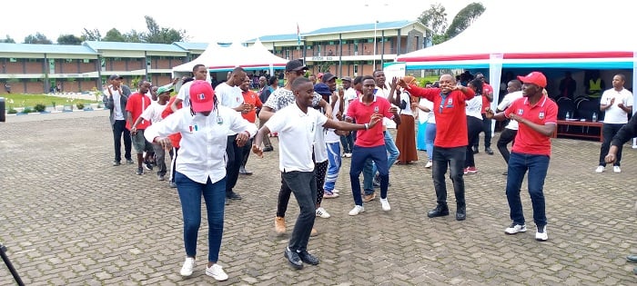 Abanyamuryango ba FPR-Inkotanyi muri INES-Ruhengeri bacinya akadiho bishimira ibyo ishuri ryabo rimaze kugeraho
