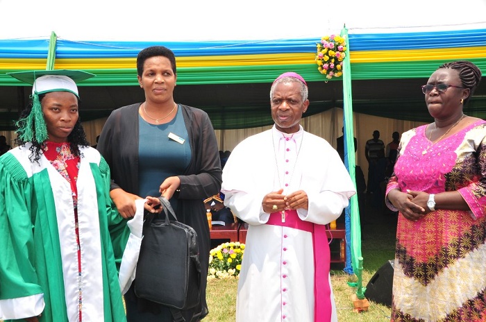 Mu batsindiye ibihembo by'indashyikirwa, abakobwa bahize abahungu