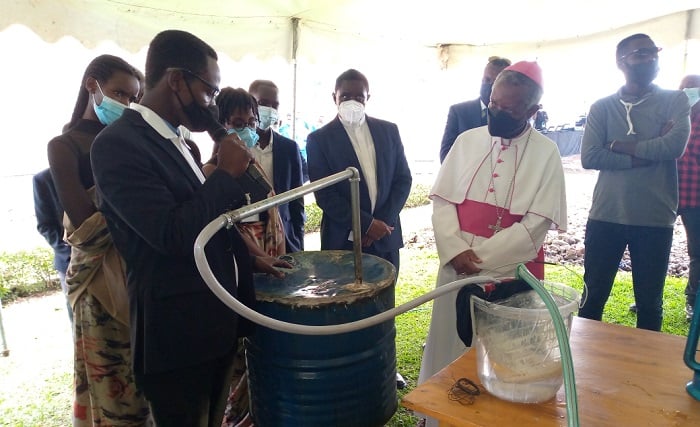 Ngabo Alain yerekana uko bashongesha amacupa ya plastique bikabyara peteroli