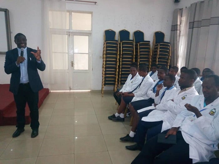 Padiri Dr Hagenimana Fabien,Umuyobozi wa INES aganiriza abanyeshuri