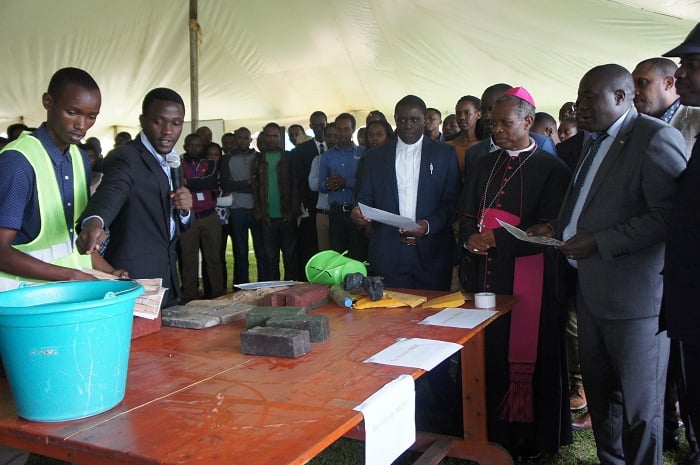 Bamuritse n'amatafari akorwa muri pulasitike ashobora kubakishwa no mu mazi