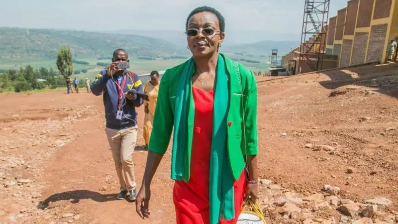 Ingabire Victoire ubwo yari asohotse mu Igororero rya Nyarugenge i Mageragere tariki 15 Nzeri 2018, nyuma yo guhabwa imbabazi n'Umukuru w'Igihugu