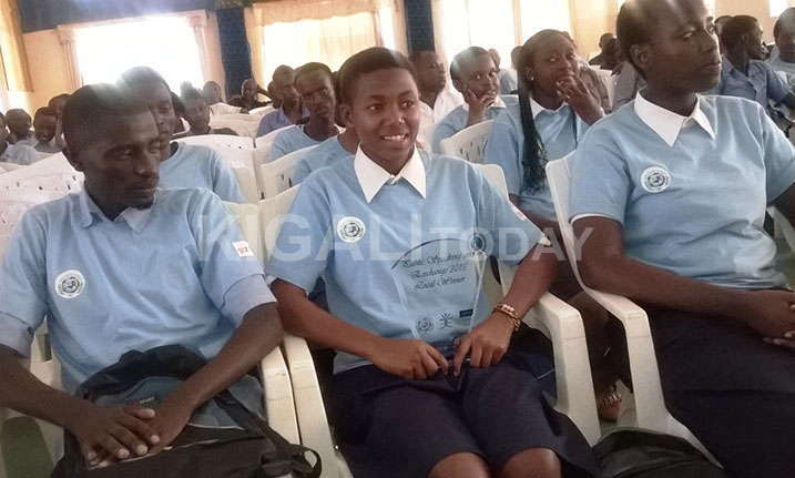 Ingabire ufite igihembo watsinze ibiganirompaka mu rurimi rw'icyongereza ari kumwe n'abamuherekeje.