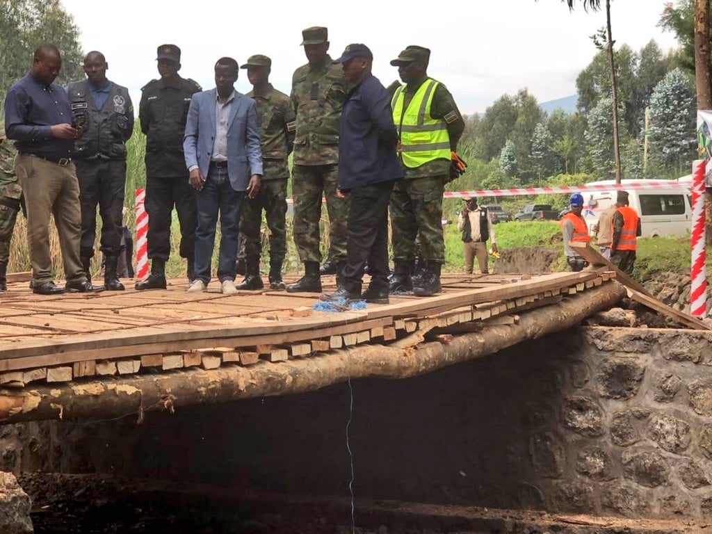 Nyuma y'ibiza byibasiye Akarere ka Musanze bigasenya ibiraro, Ingabo na Polisi bakomeje kubakira abaturage ibindi biraro