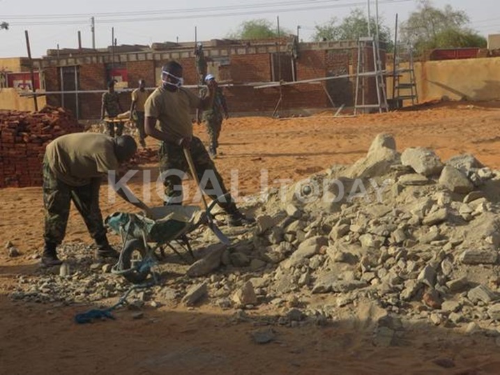 Ingabo z'u Rwanda ziri mu butumwa bw'amahoro muri Sudani ziri gusana ishuri ribanza rya Jugujugu.