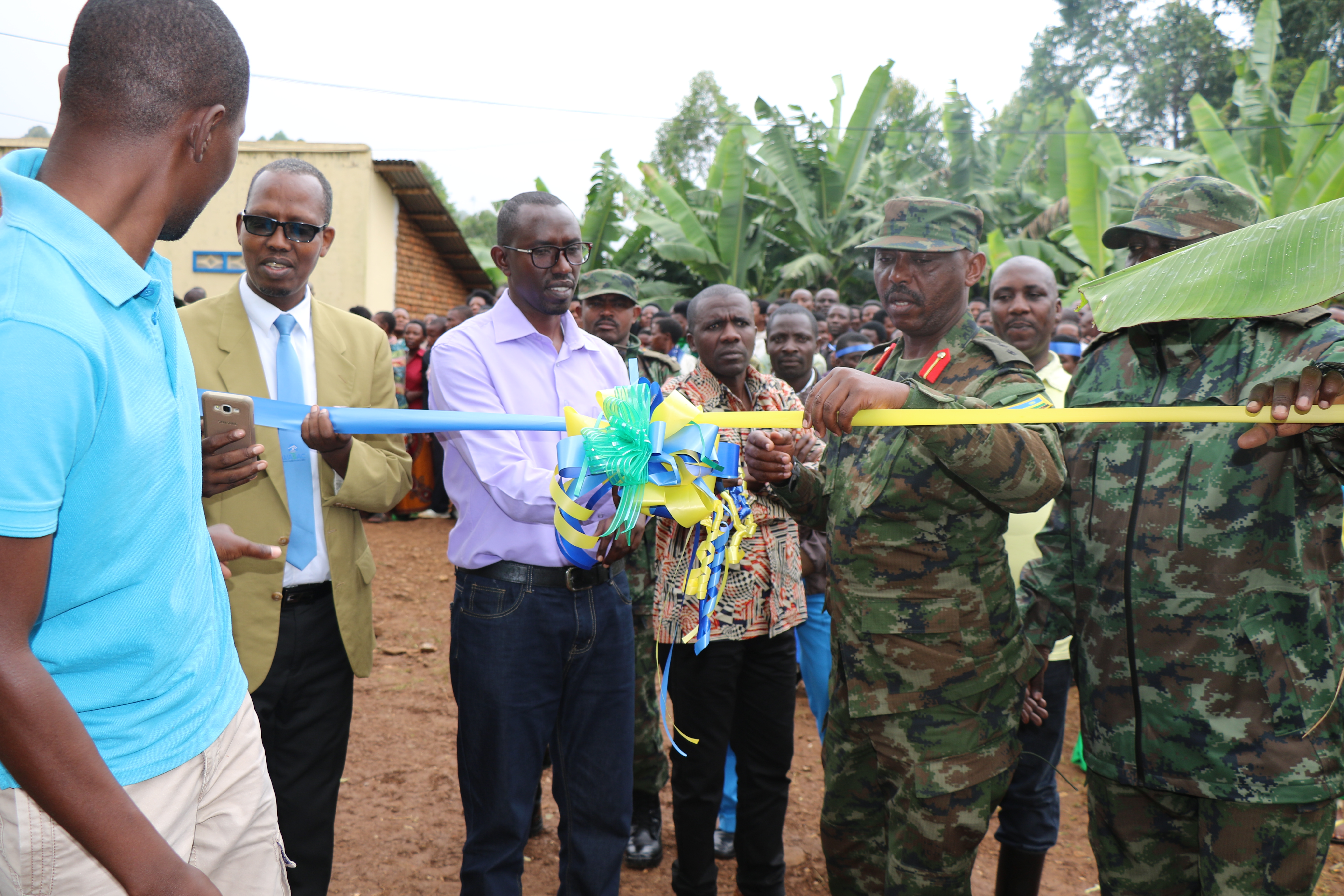 Ingabo zimurikira abaturage amazi zabahaye