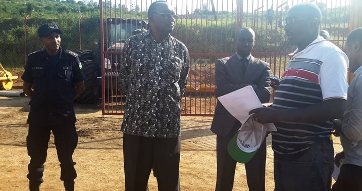 Ingenieur Gaspard Nkurikiyimukiza arasobanurira Minisitiri uko uruganda ruzakora.