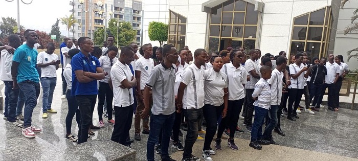 Basuye ahakorera Ingoro y'Inteko Ishinga Amategeko basobanurirwa amateka ahari y'urugamba rwo guhagarika Jenoside