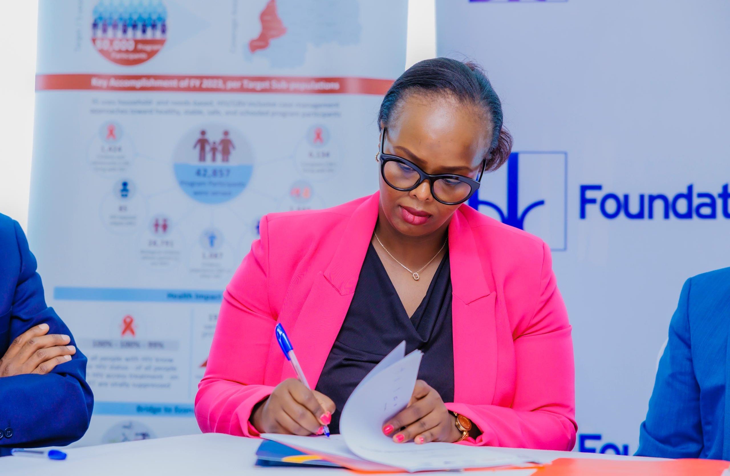 Ingrid Karangwayire ashyira umukono ku masezerano