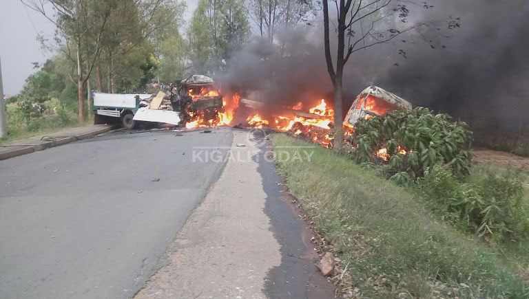 Ikamyo ebyiri zikoreye impanuka i Kamponyi zirashya zirakongoka 