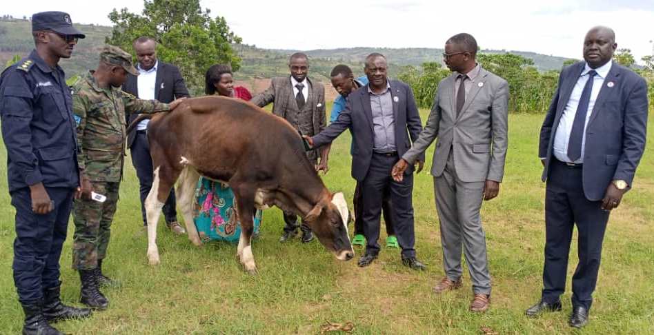 Abarokotse Jenoside bane bashyikirijwe inka bagabiwe n