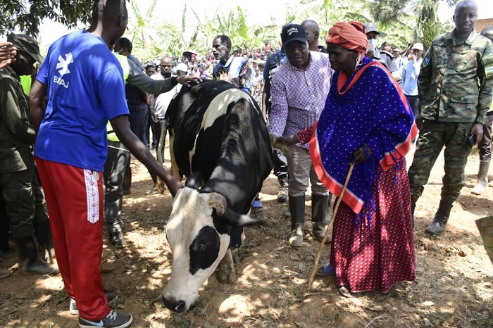 Nsabimana yahawe inka yizeza ko izazamura imibereho y'umuryango we