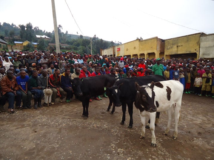 Inka abaturage ba Karago bageneye abasirikare bamugariye ku rugamba rwo kubohoza igihugu.