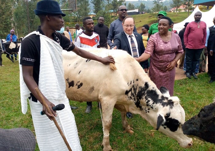 Amb. Ron Adam yavuze ko igihugu cye kizakomeza gushyigikira gahunda ya Girinka Munyarwanda